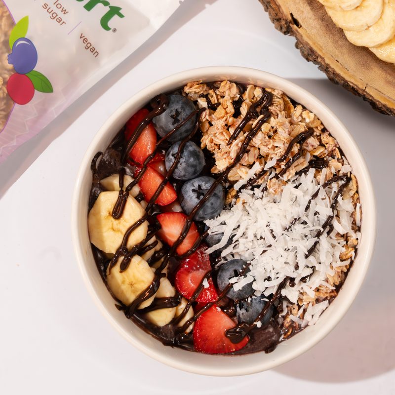 Açaí bowl topped with Naturalvert granola